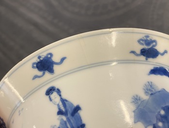 Deux bols en porcelaine de Chine en bleu et blanc, Kangxi